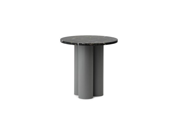 Et moderne piedestalbord med en rund sort marmorplade og en enkelt cylindrisk mørkegrå base, isoleret på en almindelig hvid baggrund. NORMANN COPENHAGEN - Dit Bord