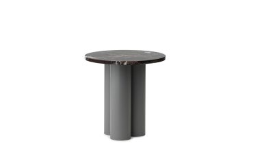 Et moderne cylindrisk sidebord med en mørk stenplade og en matgrå metalbund, isoleret på en hvid baggrund. NORMANN COPENHAGEN - Dit Bord