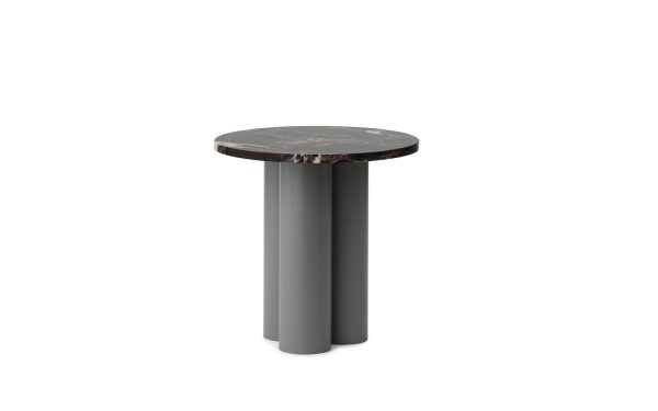 Et moderne cylindrisk sidebord med en mørk stenplade og en matgrå metalbund, isoleret på en hvid baggrund. NORMANN COPENHAGEN - Dit Bord