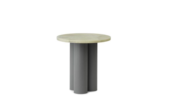 En enkel, moderne NORMANN COPENHAGEN - Dit Bord med en grå cylindrisk base og en rund, lysegrøn sædetop, isoleret på en hvid baggrund.