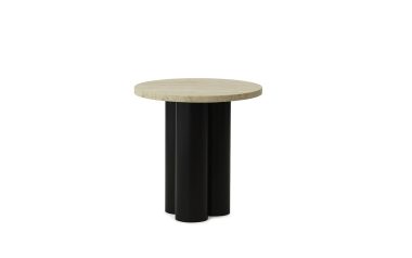 ET NORMANN COPENHAGEN - Dit Bord sidebord med en cirkulær plade af lyst træ og en cylindrisk sort base, isoleret på en hvid baggrund.