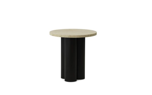 ET NORMANN COPENHAGEN - Dit Bord sidebord med en cirkulær plade af lyst træ og en cylindrisk sort base, isoleret på en hvid baggrund.