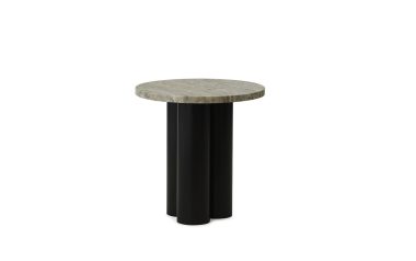 Et rundt moderne sidebord (NORMANN COPENHAGEN - Dit Bord) med en tekstureret grå top og en slank sort cylindrisk base, isoleret på en hvid baggrund.