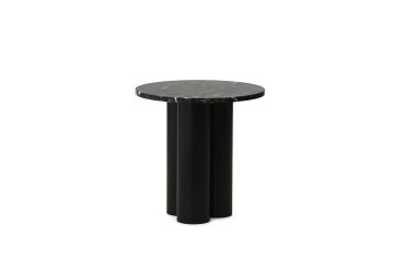 Et moderne sidebord med en rund NORMANN COPENHAGEN - Dit Bord marmorplade og en almindelig sort cylindrisk base, isoleret på en hvid baggrund.