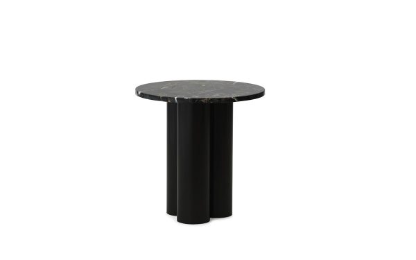 Et moderne sidebord med en rund NORMANN COPENHAGEN - Dit Bord marmorplade og en almindelig sort cylindrisk base, isoleret på en hvid baggrund.
