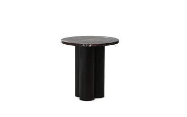 Et moderne sidebord med en cirkulær sort marmorplade og en matsort cylindrisk base, isoleret på en hvid baggrund. NORMANN KØBENHAVN - Dit Bord