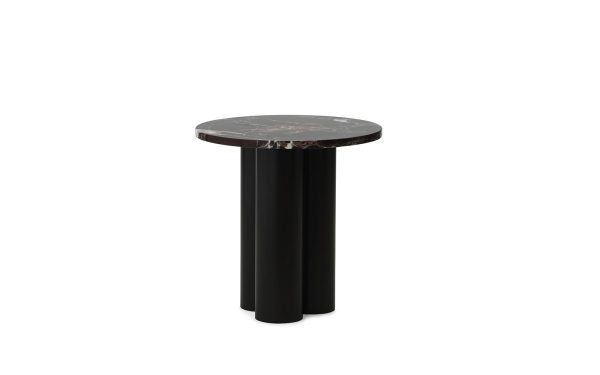 Et moderne sidebord med en cirkulær sort marmorplade og en matsort cylindrisk base, isoleret på en hvid baggrund. NORMANN KØBENHAVN - Dit Bord
