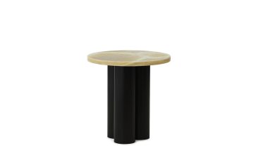 Et moderne sidebord med en cylindrisk sort base med en rund plade i en lys træfinish, isoleret mod en hvid baggrund. Normann Copenhagen - Dit Bord.