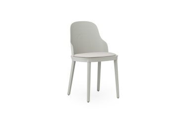 En moderne stol med glat, gråt ryglæn og et beige polstret sæde, sat mod en almindelig hvid baggrund. NORMANN COPENHAGEN - Allez Stol har fire slanke, grå metalben.