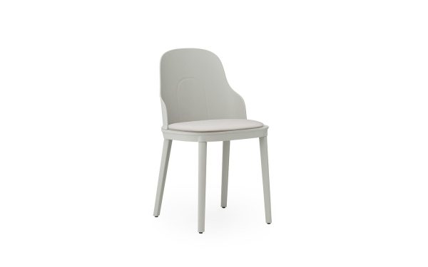 En moderne stol med glat, gråt ryglæn og et beige polstret sæde, sat mod en almindelig hvid baggrund. NORMANN COPENHAGEN - Allez Stol har fire slanke, grå metalben.