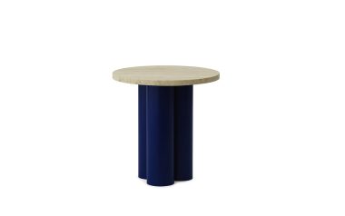 ET NORMANN COPENHAGEN - Dit Bord sidebord med en cirkulær plade af lyst træ og en cylindrisk mørkeblå base, sat mod en almindelig hvid baggrund.
