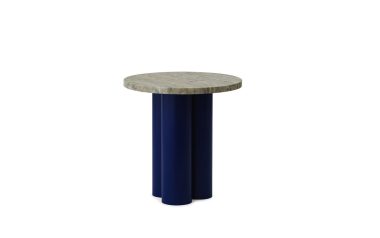 Et moderne sidebord med en cirkulær, tekstureret stenplade og en cylindrisk mørkeblå base, isoleret på en hvid baggrund. NORMANN COPENHAGEN - Dit Bord