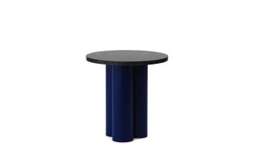 En enkel, moderne NORMANN COPENHAGEN - Dit Bord med en mørkeblå cylindrisk base og et sort rundt sæde, isoleret på en hvid baggrund.