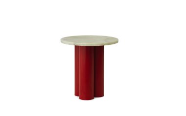 En moderne NORMANN COPENHAGEN - Dit Bord med en cirkulær cremefarvet top og en blank rød cylindrisk base, isoleret på en hvid baggrund.