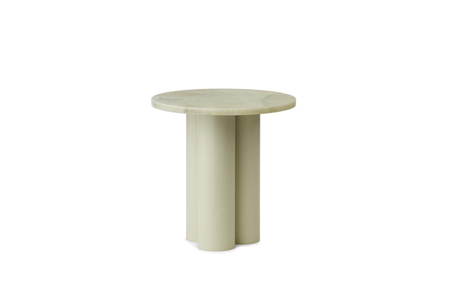 Et minimalistisk beige NORMANN COPENHAGEN - Dit Bord piedestalbord med en rund plade, isoleret på en hvid baggrund.