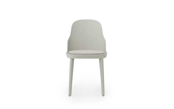 En moderne, hvid NORMANN COPENHAGEN - Allez Stol med et buet ryglæn og et polstret sæde, sat mod en almindelig hvid baggrund.