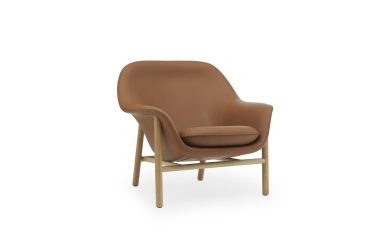 En moderne solbrun læderlænestol med en glat, buet designmøbler og en træramme, isoleret på en hvid baggrund.