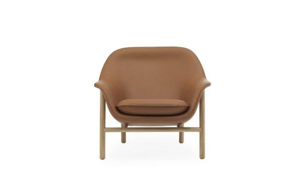 En moderne solbrun læderlænestol med en minimalistisk træramme, isoleret på en hvid baggrund, perfekt til moderne interiør.