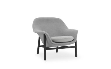 En moderne grå polstret lænestol med en elegant sort træramme, isoleret på en hvid baggrund, lavet af TomorrowsDesign.