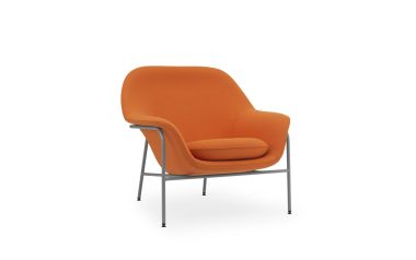 En moderne NORMANN COPENHAGEN - Drape Loungestol med en glat stoffinish og en metalramme, vist mod en almindelig hvid baggrund.