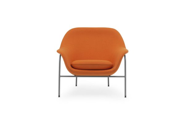En moderne NORMANN COPENHAGEN - Drape Loungestol med et polstret sæde og ryglæn, understøttet af en tynd grå metalramme, isoleret på en hvid baggrund.