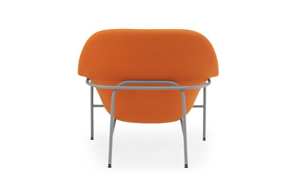 En orange NORMANN COPENHAGEN - Drape Loungestol med rundt sæde og ryglæn, understøttet af en metalramme med fire ben, isoleret på en hvid baggrund.