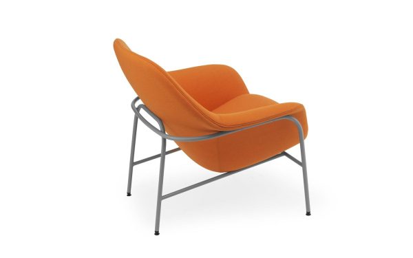 En moderne orange polstret NORMANN COPENHAGEN - Drape Loungestol med en grå metalramme, isoleret på en hvid baggrund.