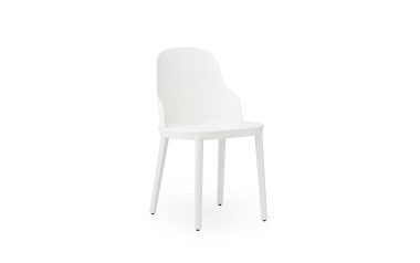 En enkel NORMANN COPENHAGEN - Allez Stol med et højt, buet ryglæn og fire ben, isoleret på en hvid baggrund.
