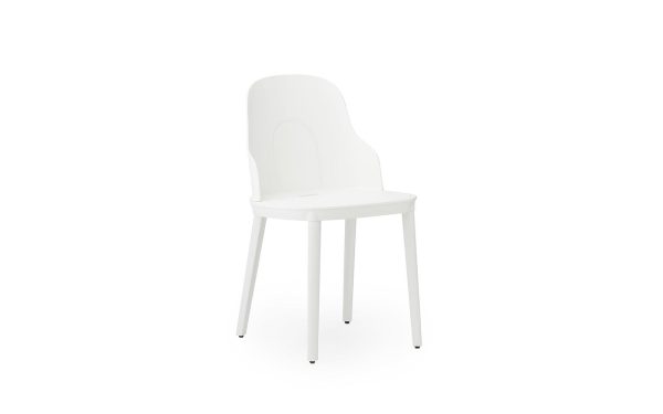 En enkel NORMANN COPENHAGEN - Allez Stol med et højt, buet ryglæn og fire ben, isoleret på en hvid baggrund.