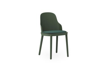 En moderne stol med mørkegrønt, afrundet ryglæn og matchende polstret sæde på fire slanke ben, isoleret på hvid baggrund. Dette stykke fremhæver ethvert interiør med sit slanke design.