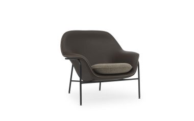 En moderne lænestol med en mørkegrå skal og en lysere grå hynde på et minimalistisk sort metalstel, isoleret på en hvid baggrund, eksemplificerer TomorrowsDesigns fremadstormende æstetik.