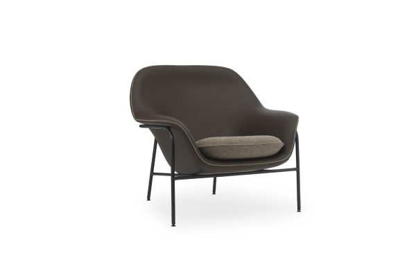 En moderne lænestol med en mørkegrå skal og en lysere grå hynde på et minimalistisk sort metalstel, isoleret på en hvid baggrund, eksemplificerer TomorrowsDesigns fremadstormende æstetik.