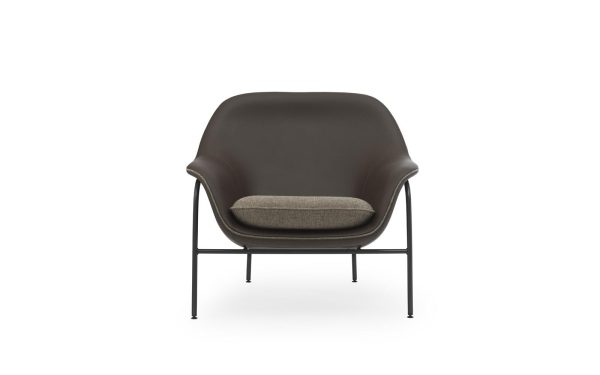 En moderne lænestol med en mørkegrå plastikskal og en kontrasterende lysegrå hynde på en tynd sort metalramme, designet af TomorrowsDesign, isoleret på en hvid baggrund.