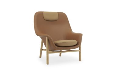 En moderne brun loungestol med et træstel og glatte, konturerede læderpuder, isoleret på en hvid baggrund - perfekt til TomorrowsDesign interiør.