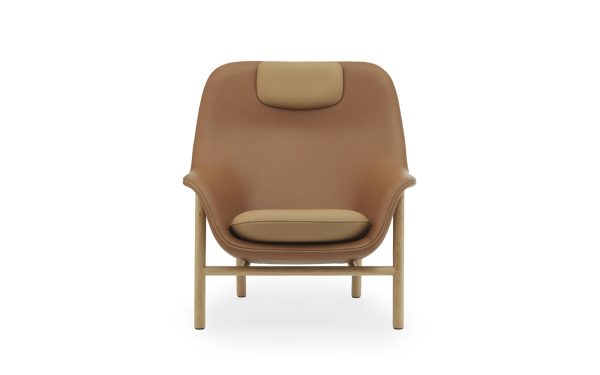 En moderne lænestol med glat solbrunt læderbetræk og en enkel, robust træramme, isoleret på en hvid baggrund. Denne designmøbler stol har et polstret sæde og et støttende ryglæn.