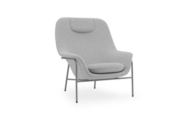 En moderne lysegrå lænestol med højt ryglæn og polstret nakkestøtte, med et slankt metalstel og slanke ben fra TomorrowsDesign på hvid baggrund.