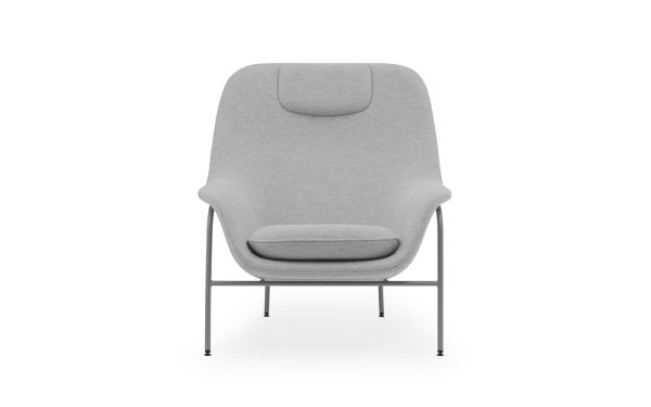 En moderne grå stoflænestol med metalstel på hvid baggrund, med polstret sæde, ryglæn og separat nakkestøtte fra TomorrowsDesign.