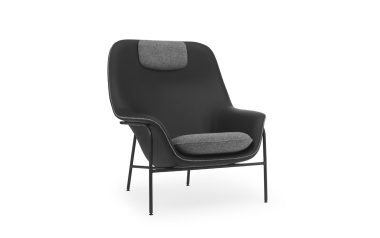 En moderne sort stol med metalstel, med høj ryg og integrerede armlæn, suppleret med grå sæde- og rygpuder. Stolen er isoleret på en hvid baggrund og eksemplificerer essensen af TomorrowsDesign in møbler.
