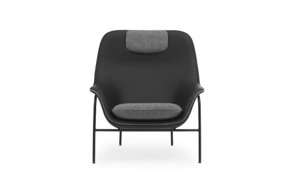 En moderne lænestol med sort stel og mørkegrå hynder, isoleret på hvid baggrund. Stolen har et minimalistisk design med slanke linjer, perfekt til moderne interiør.