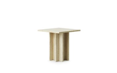 Et minimalistisk træbord med en firkantet plade og tre lodrette planker som ben, designet af TomorrowsDesign, sat mod en almindelig hvid baggrund.