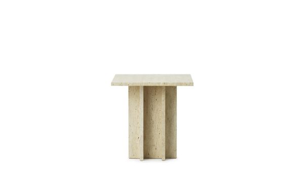 Et minimalistisk betonsokkelbord med en firkantet plade og tre lodrette understøtninger, stående mod en almindelig hvid baggrund, eksemplificerer TomorrowsDesign-etos.
