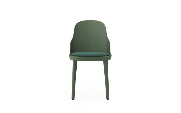 En moderne grøn stol med et glat ryglæn og et polstret sæde, sat mod en almindelig hvid baggrund, eksemplificerer moderne design.