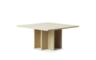 Et moderne firkantet bord lavet af beige beton, med et minimalistisk TomorrowsDesign med en flad plade og to lodrette pladeben. Bordet er fotograferet mod en almindelig hvid baggrund.