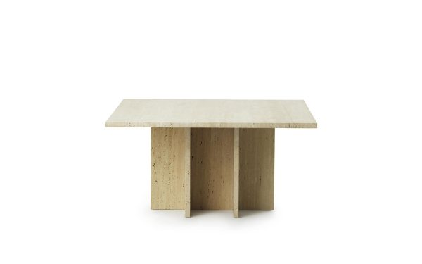 Et moderne, rektangulært bord lavet af beige sten, med en tyk plade og robuste, blokformede ben. Bordets design er isoleret på en hvid baggrund.