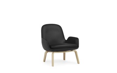 En moderne sort polstret stol med buet ryg og armlæn, sat på en let træbund med fire ben, isoleret på en hvid baggrund, eksemplificerer TomorrowsDesign.