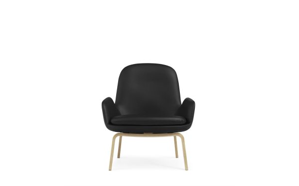 En moderne sort loungestol med høj ryg og armlæn, med lyse træben, mod en almindelig hvid baggrund, indkapsler essensen af TomorrowsDesign.