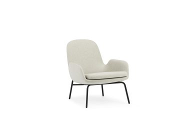 En moderne lysegrå polstret stol med høj ryg og armlæn, sat på slanke sorte metalben, er et perfekt eksempel på moderne designmøbler. Den står isoleret mod en hvid baggrund.