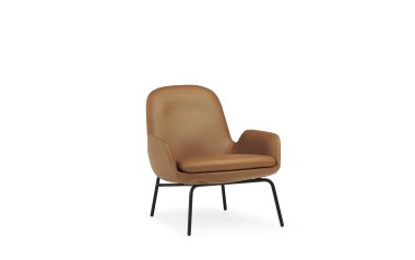 En moderne lænestol med glat solbrunt læderbetræk og slanke, sorte metalben fra TomorrowsDesign, isoleret på en hvid baggrund.