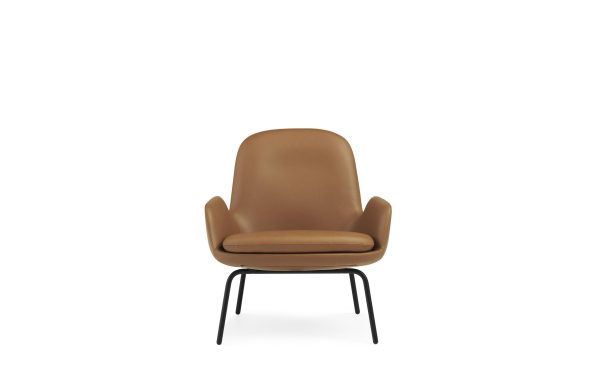 En moderne solbrun læderstol med buet ryglæn og armlæn, understøttet af slanke sorte metalben, sat mod en almindelig hvid baggrund understreger et upåklageligt design.