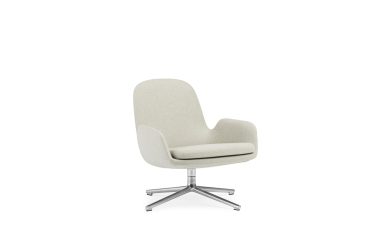 En moderne lysegrå kontorstol med høj ryg og polstrede armlæn, med en drejelig base med fem krom eger, designet af TomorrowsDesign, isoleret på en hvid baggrund.
